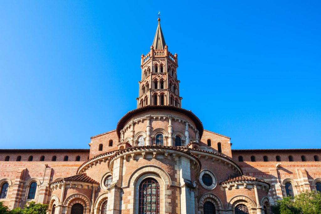 Basilique Saint-Sernin et son clocher en brique rose, au cœur du quartier des bureaux du collectif Impact&Co à Toulouse
