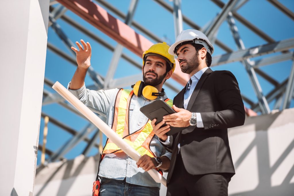 Cabinet de recrutement BTP à Toulouse : conducteur de travaux et chef de chantier échangeant sur un chantier