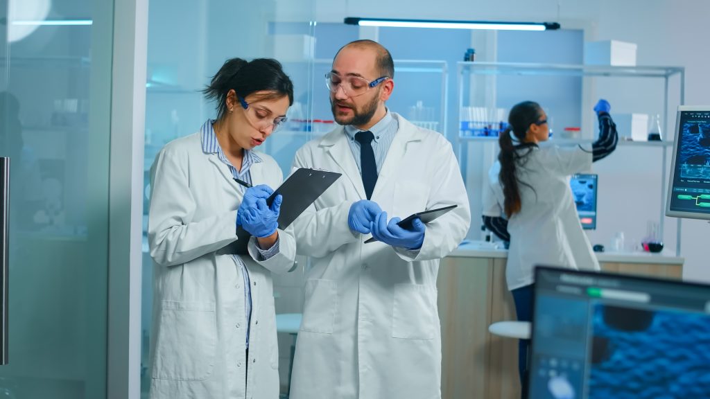 Cabinet de recrutement santé à Toulouse : chercheurs en sciences du vivant échangeant dans un laboratoire