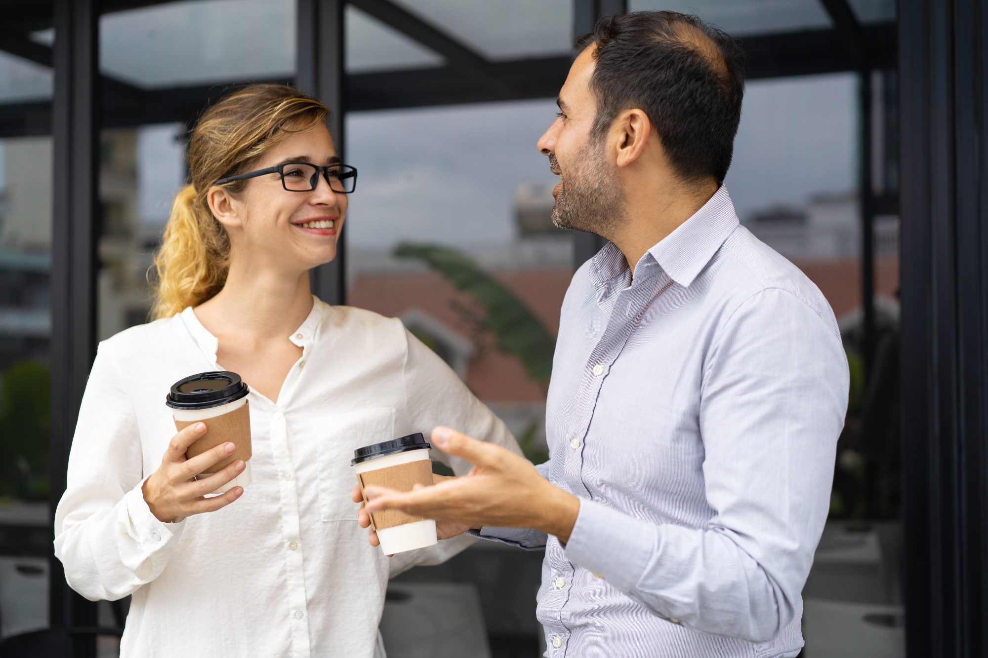 Échange autour d'un café sur un projet de recrutement