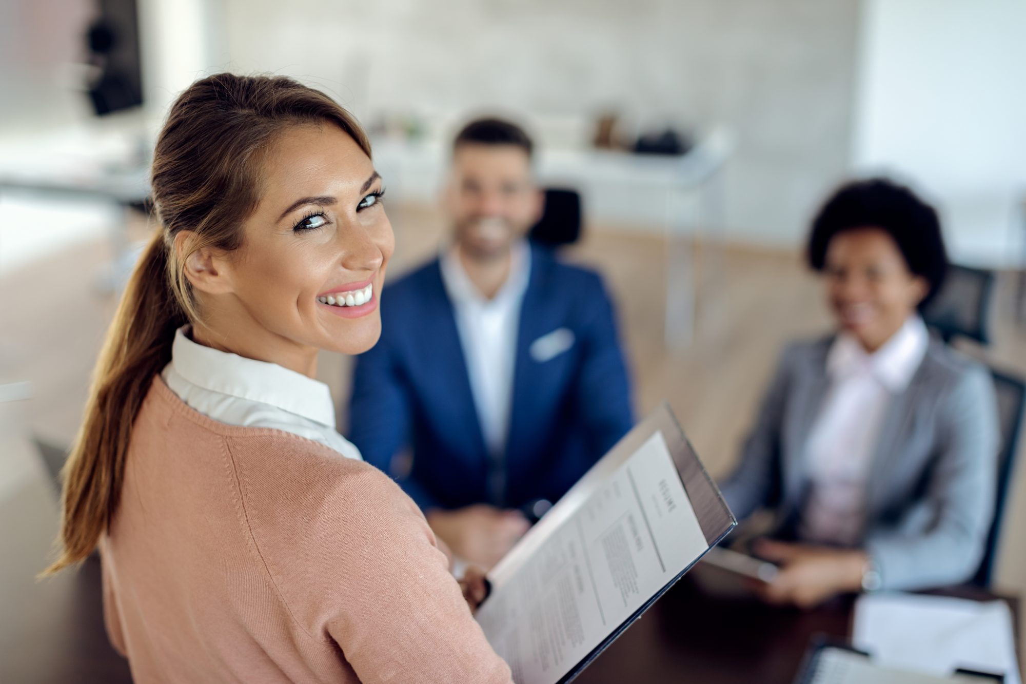 Candidate souriante pendant un entretien de recrutement