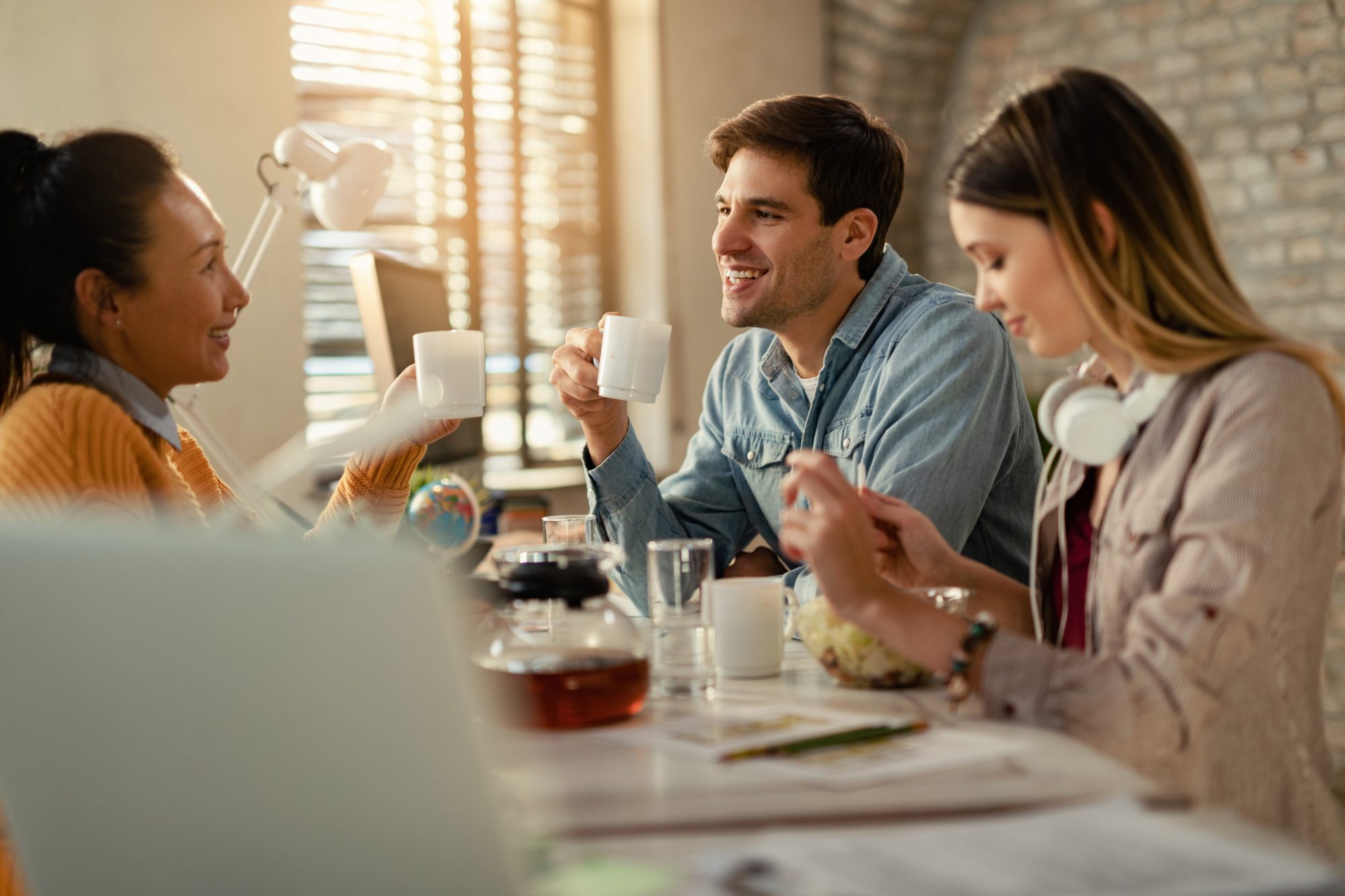 Équipe qui échange pendant une pause déjeuner au bureau