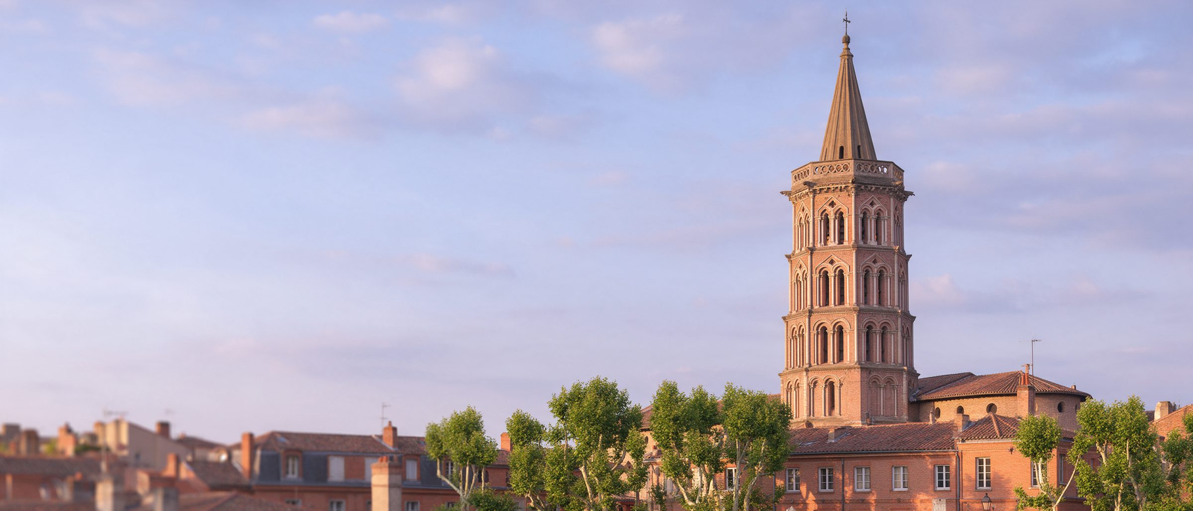 Cabinet de recrutement à Toulouse : basilique Saint-Sernin et toits de briques en fin de journée