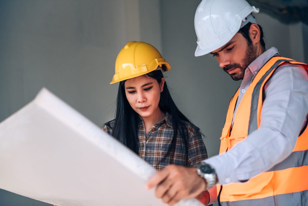 Ingénieur et conducteur de travaux sur un chantier
