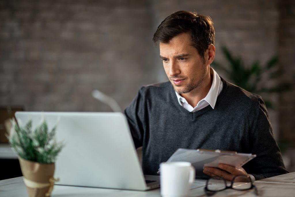Professionnel de la finance analysant des rapports