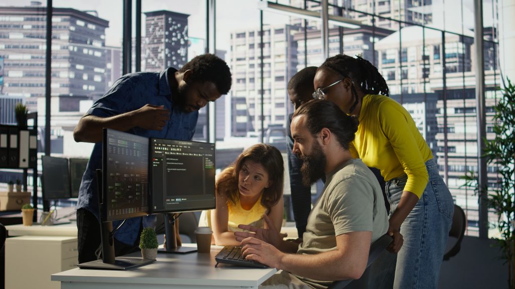 Cabinet de recrutement IT à Toulouse : équipe de développeurs travaillant ensemble sur du code