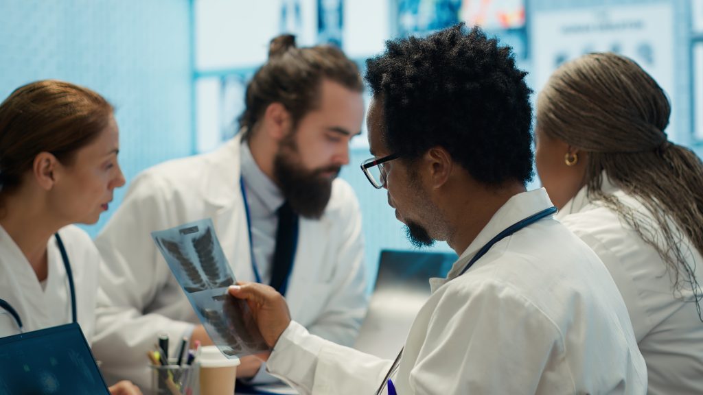 Équipe médicale analysant une radiographie